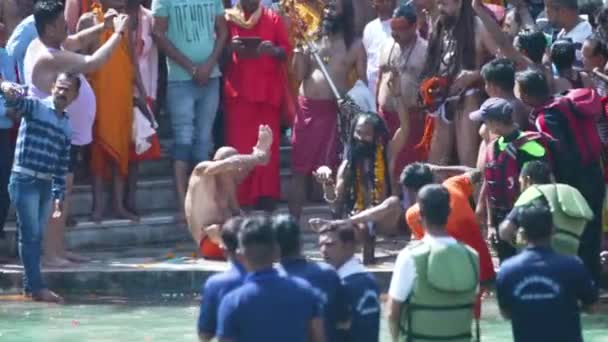 Una inmersión de espiritualidad y fe, Maha Kumbh 2021 — Vídeos de Stock