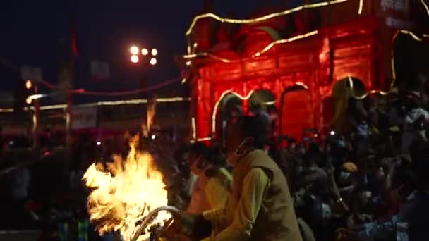 Ganga Arti imágenes de la India más grande reunión festival Maha Kumbh. — Vídeos de Stock
