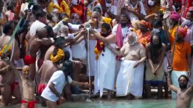 Kumbh Mela Haridwar Hindistan. Sadhus ya da Akharas Azizleri Ganj 'a ya da Ganga Nehri' ne tapıyor. Appleprores 422 Cinetone 60fps.