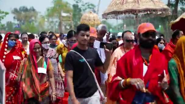 Saints ou sadhus indiens au plus grand rassemblement religieux indien Festival Kumbh Mela, Haridwar India, Appleprores 422, Cinetone — Video