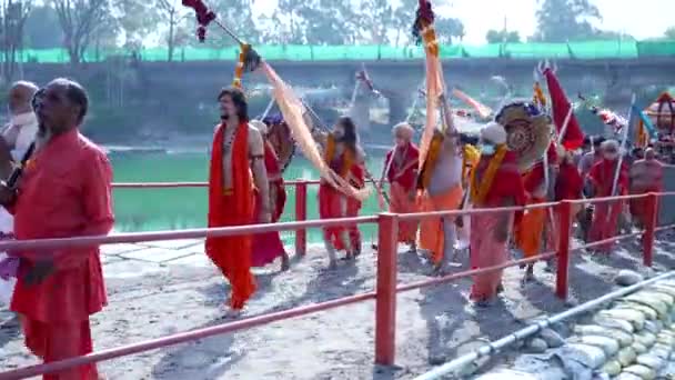 Santos indios o sadhus en la reunión religiosa más grande de la India Festival Kumbh Mela, Haridwar India, Appleprores 422, Cinetone — Vídeos de Stock