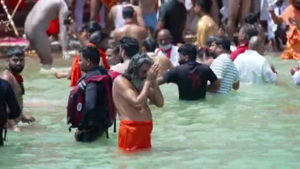 Una inmersión de espiritualidad y fe, Maha Kumbh 2021 — Vídeo de stock