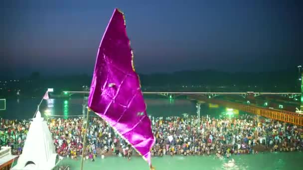 Flagga veckla ut på Haridwar stad under den största indiska festivalen Kumbh Mela — Stockvideo
