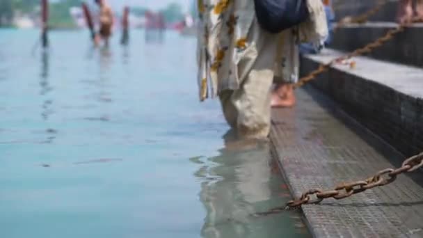 Vrouwen aanbidden Ganges rivier dragen masker en het handhaven van sociale afstand om veilig te blijven van coronavirus, Applepreores 422 4k Cinetone — Stockvideo