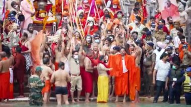 Kumbh Mela Haridwar Hindistan. Sadhus ya da Akharas Azizleri Ganj 'a ya da Ganga Nehri' ne tapıyor. Appleprores 422 Cinetone 60fps.