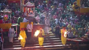 Hindistan 'ın en büyük toplama festivalinden Ganga Arti görselleri Maha Kumbh. 