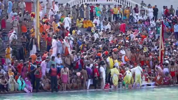 Kumbh Mela Haridwar India. Sadhus o santos de Akharas que adoran el Ganges santo o el río del Ganga. Appleprores 422 Cinetone 60fps. — Vídeos de Stock