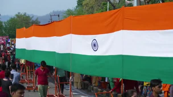Indiska flaggan Tiranga betyder Tricolor, veckla ut under den största religiösa festivalen i Indien Kumbh Mela. 60fps Apple prores 422 CInetone. — Stockvideo