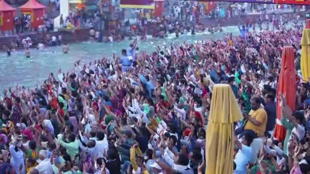 Мбаппе Арти с крупнейшего индийского фестиваля Maha Kumbh. — стоковое видео