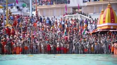 Kumbh Mela Haridwar Hindistan. Sadhus ya da Akharas Azizleri Ganj 'a ya da Ganga Nehri' ne tapıyor. Appleprores 422 Cinetone 60fps.