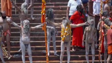 Kumbh Mela Haridwar Hindistan. Sadhus ya da Akharas Azizleri Ganj 'a ya da Ganga Nehri' ne tapıyor. Appleprores 422 Cinetone 60fps.