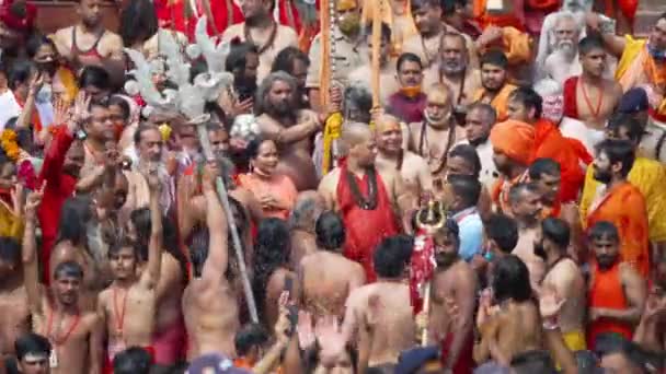 Una inmersión de espiritualidad y fe, Maha Kumbh 2021 — Vídeos de Stock