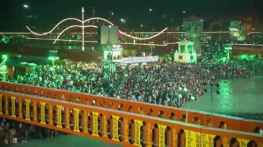 Maske takarak Ganj nehrine tapan ve koronavirüsten korunmak için sosyal mesafeyi koruyan Applepreores 422 4k Cinetone