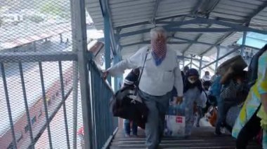 Coronavirus salgını sırasında Hindistan, Haridwar tren istasyonunda maske takan turistler, Appleprores422 4k Cinetone