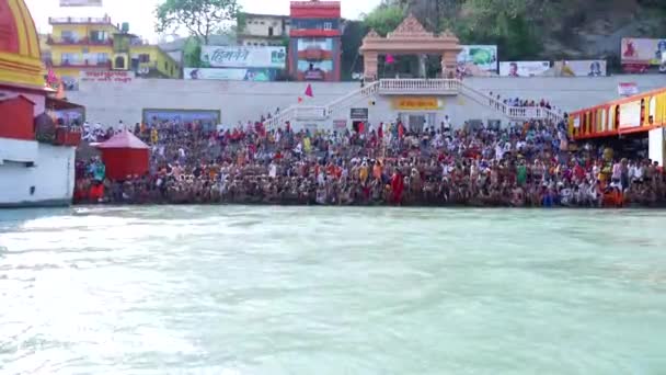 Kumbh Mela Haridwar India. Sadhus o santos de Akharas que adoran el Ganges santo o el río del Ganga. Appleprores 422 Cinetone 60fps. — Vídeos de Stock