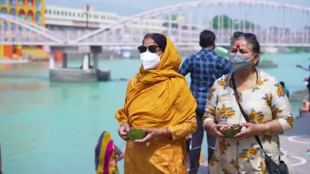Kobiety czczące rzekę Ganges w masce i utrzymujące dystans społeczny, aby zachować bezpieczeństwo przed koronawirusem, Applepreores 422 4k Cinetone — Wideo stockowe