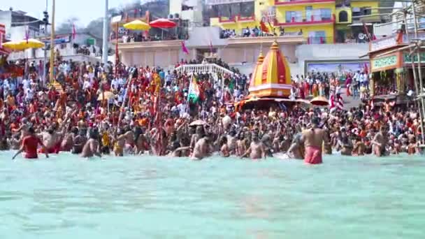 Ein Sprung von Spiritualität und Glauben, Maha Kumbh 2021 — Stockvideo