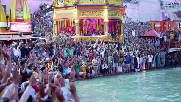 인도의 가장 큰 축제인 마하 쿰 브의 강가 아르 티 전경. — 비디오