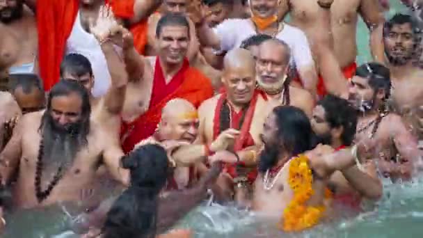 Um mergulho de espiritualidade e fé, Maha Kumbh 2021 — Vídeo de Stock