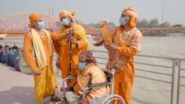 Hindistan 'ın Haridwar, Uttarakhand kentinde düzenlenen ve Coronavirus koruma maskesi, Appleprores422 4k Cinetone adlı en büyük toplama festivalindeki Hint azizleri. — Stok video