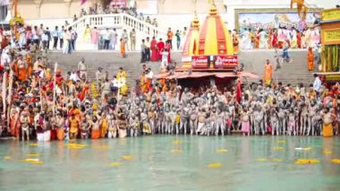 Kumbh Mela Haridwar Hindistan. Sadhus ya da Akharas Azizleri Ganj 'a ya da Ganga Nehri' ne tapıyor. Appleprores 422 Cinetone 60fps.
