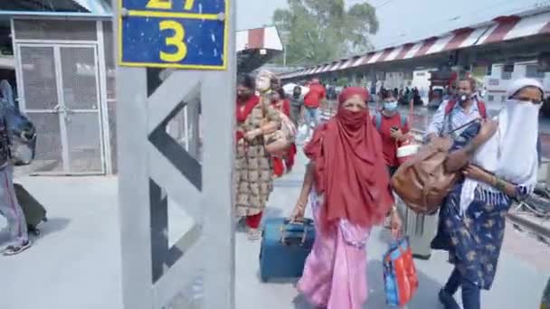 Туристы на железнодорожной станции Харидвар, Уттаракханд Индия во время пандемии Коронавируса, в маске, Appleprores422 4k Cinetone — стоковое видео