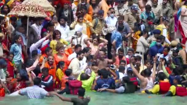 Kumbh Mela Haridwar Indie. Sadhus nebo svatí Akharasu, Kinnars koupající se ve Svaté vodě řeky Gangy. Appleprores 422 Cinetone 60fps — Stock video