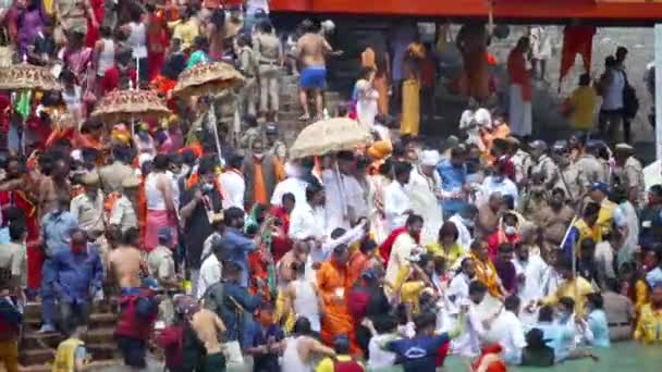 Kumbh Mela Haridwar Hindistan. Sadhus ya da Akharas Azizleri Kinnarlar Ganj Nehri 'nin Kutsal Suyu' nda banyo yapıyor. Appleprores 422 Cinetone 60fps — Stok video