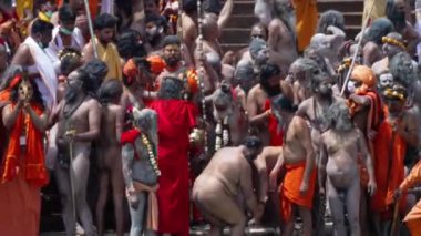 Kumbh Mela Haridwar Hindistan. Sadhus ya da Akharas Azizleri Ganj 'a ya da Ganga Nehri' ne tapıyor. Appleprores 422 Cinetone 60fps.
