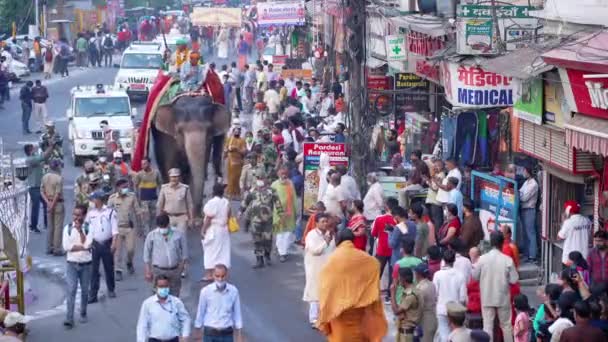 Індійський садх прибуває в Кумб Мела, Роял вітає. Садху, що сидить на коні, верблюд у садибі "Повільне сяйво" (422 Cinetone).. — стокове відео