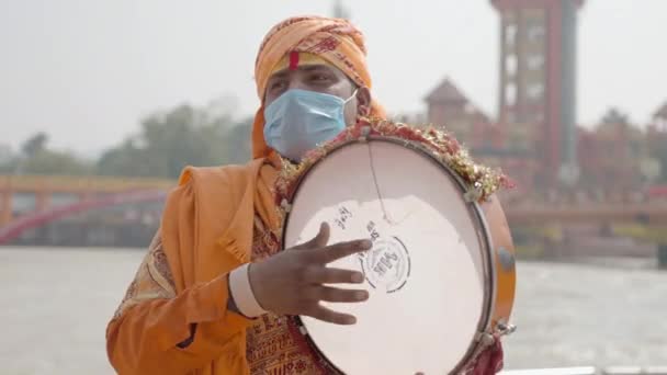 Santos indios en el festival de reunión más grande Kumbh mela en Haridwar, Uttarakhand, India tocando música, usando máscara de protección contra el Coronavirus, Appleprores422 4k Cinetone — Vídeos de Stock