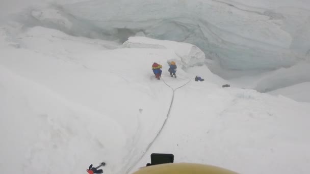 Klättring Mount Lhotse. — Stockvideo