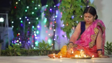 Lambayı yakan bir kadın.