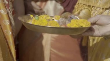 Geleneksel Hint Kültürü Pooja ki Thali 'nin duası veya ibadeti.