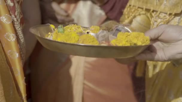 Shot van de Indiase traditionele cultuur Pooja ki Thali plaat van gebed of aanbidding — Stockvideo