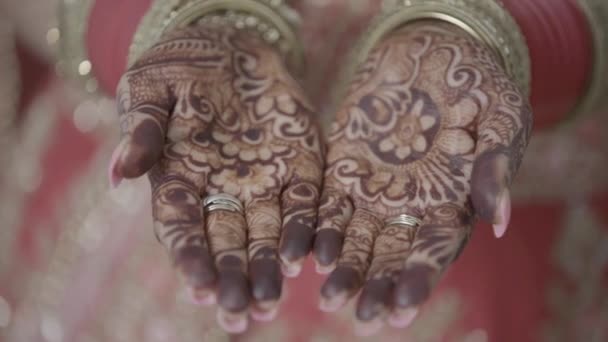 Közelkép henna alkalmazott kezét indiai menyasszony készül a hagyományos indiai esküvő — Stock videók