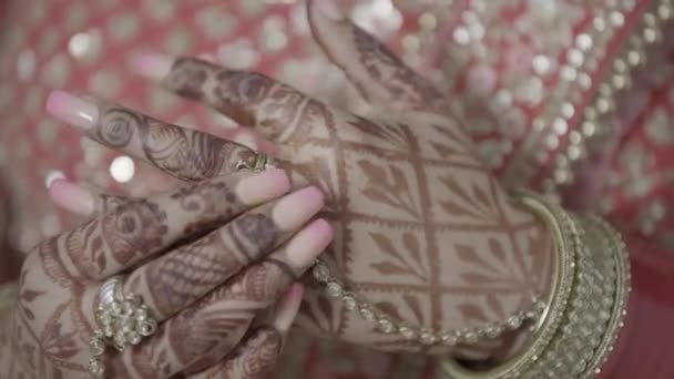 Zbliżenie rąk Indyjska panna młoda przygotowuje się do tradycyjnego indyjskiego ślubu — Wideo stockowe
