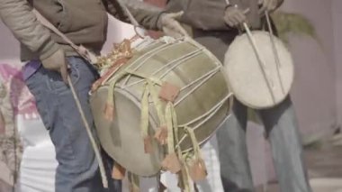 Geleneksel Hint düğün ayinleri. Hinduizm kültürü. Gelin ve damat ayinleri gerçekleştiriyor.. 