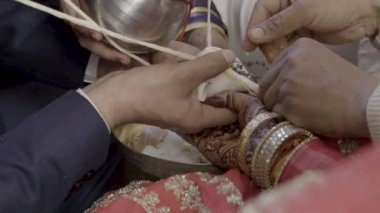 Geleneksel Hint düğün ayinleri. Hinduizm kültürü. Gelin ve damat ayinleri gerçekleştiriyor.. 