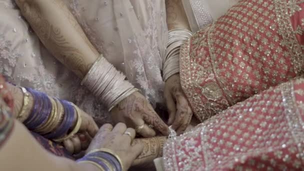 Індійська наречена готується до свого традиційного індійського весілля. — стокове відео