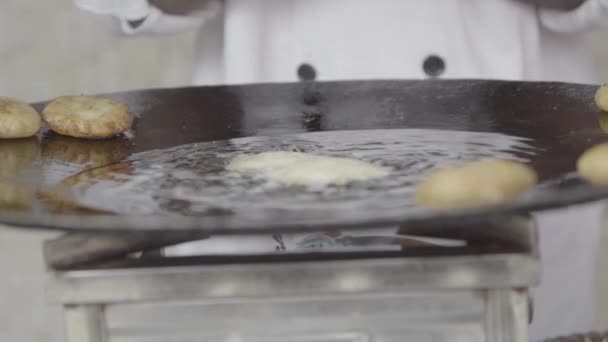 Aaloo Tikki, Indiskt mellanmål eller aptitretare, friterad i het olja som ska serveras på indiska bröllop — Stockvideo