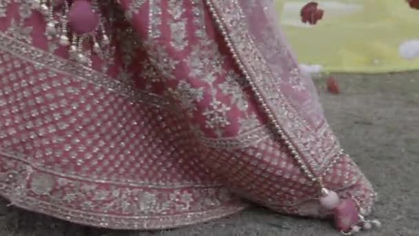 Rituály indického tradičního svatebního obřadu. Hinduistická kultura. Nevěsta a ženich vykonávající rituály. — Stock video