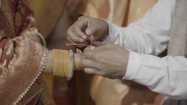 Rituais de uma cerimônia de casamento tradicional indiano. Cultura hinduísta. Noiva e noivo realizando os rituais. — Vídeo de Stock