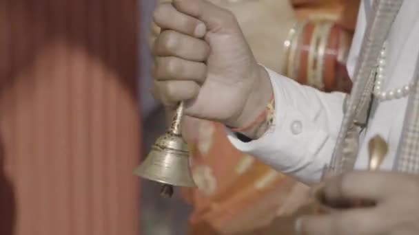 Rituales de una ceremonia de boda tradicional india. Cultura hinduista. Novia y novio realizando los rituales. — Vídeos de Stock