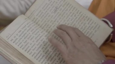 Geleneksel Hint düğün kitabı Mantra 'da Hintli bir rahip. 