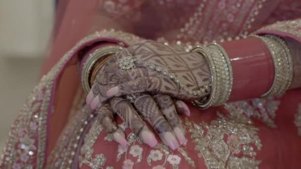 Primer plano de las manos novia india preparándose para su boda india tradicional — Vídeo de stock