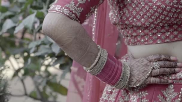 Primer plano de las manos novia india preparándose para su boda india tradicional — Vídeos de Stock