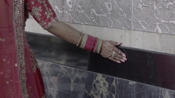 Nahaufnahme der Hände Indische Braut bereitet sich auf ihre traditionelle indische Hochzeit vor — Stockvideo