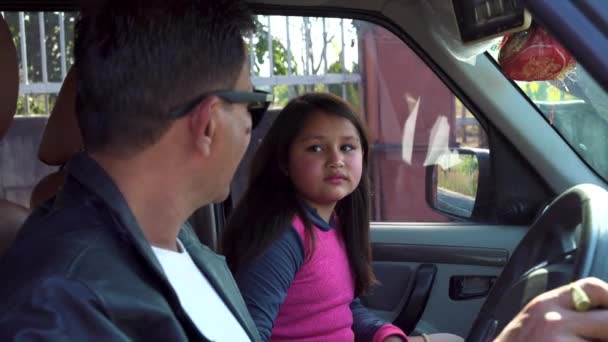 Père et fille indiens parlant dans une voiture — Video