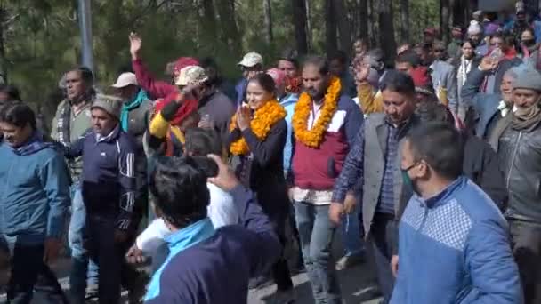 Indyjska Młoda Przedstawiciel polityczny powitany przez Himalajów Ludzie Uttarakhand Indie — Wideo stockowe
